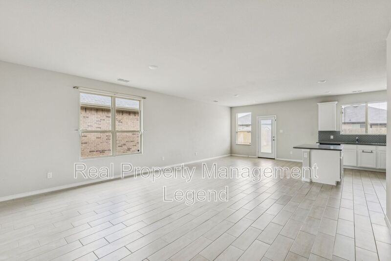 968 Ravenwood Ln - Photo 4 of 27