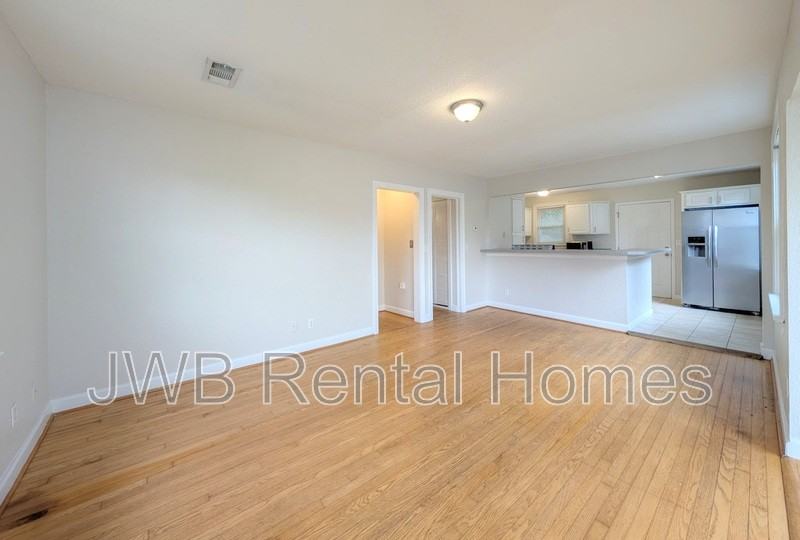 1377 Ingleside Ave #B - Photo 4 of 15