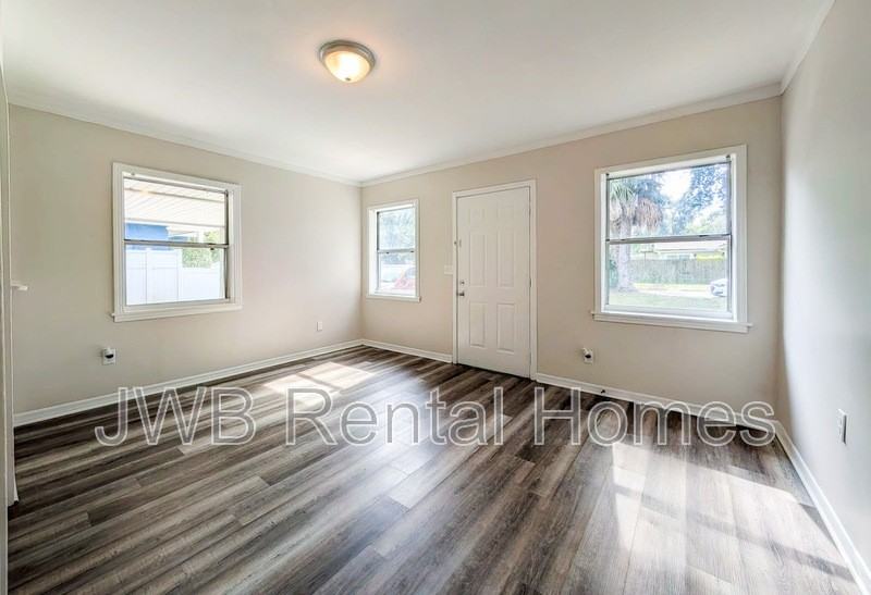 3515 Stillman St - Photo 4 of 11