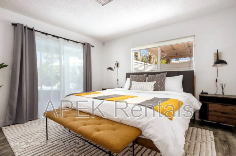 547 N Sunrise Way - Photo 3 of 33