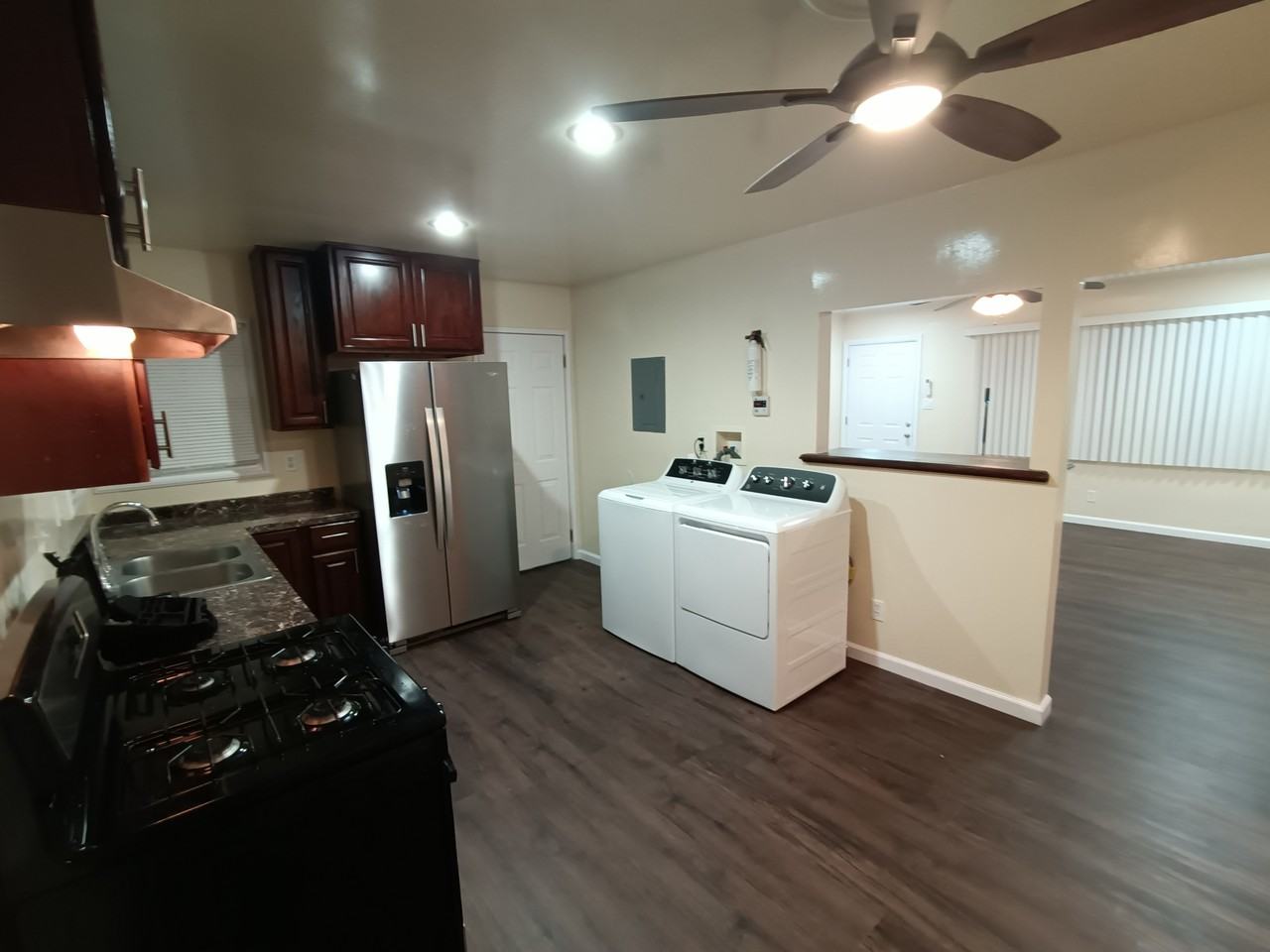 10304 Paramount Blvd - Photo 3 of 10