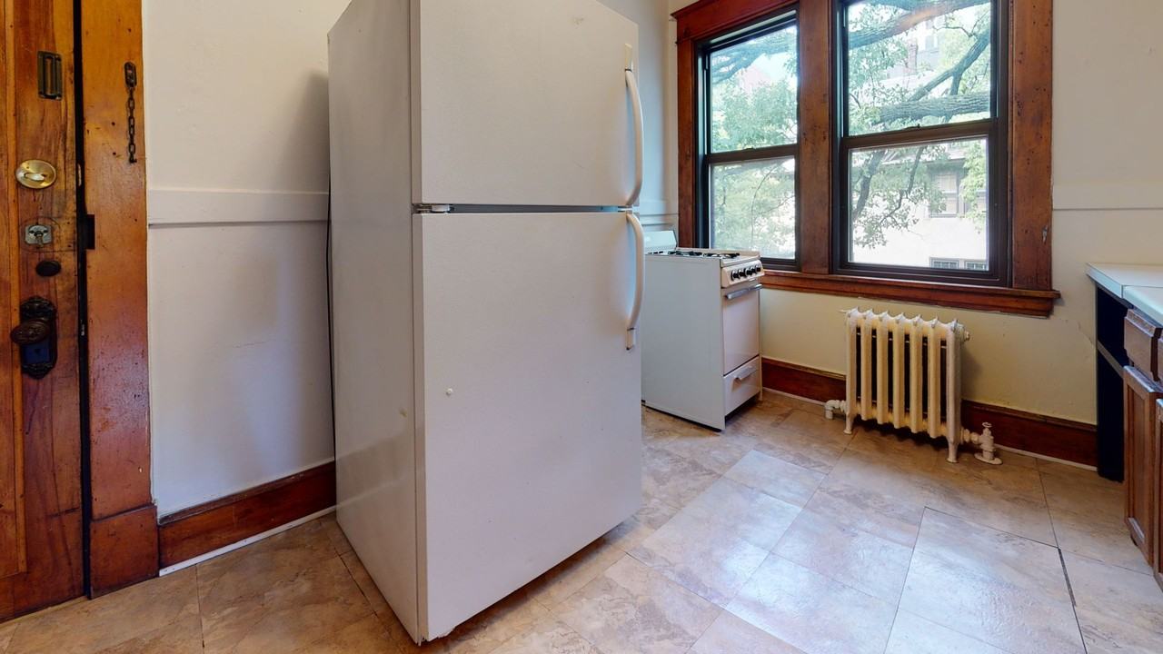 1319 Franklin Ave SE - Photo 6 of 12