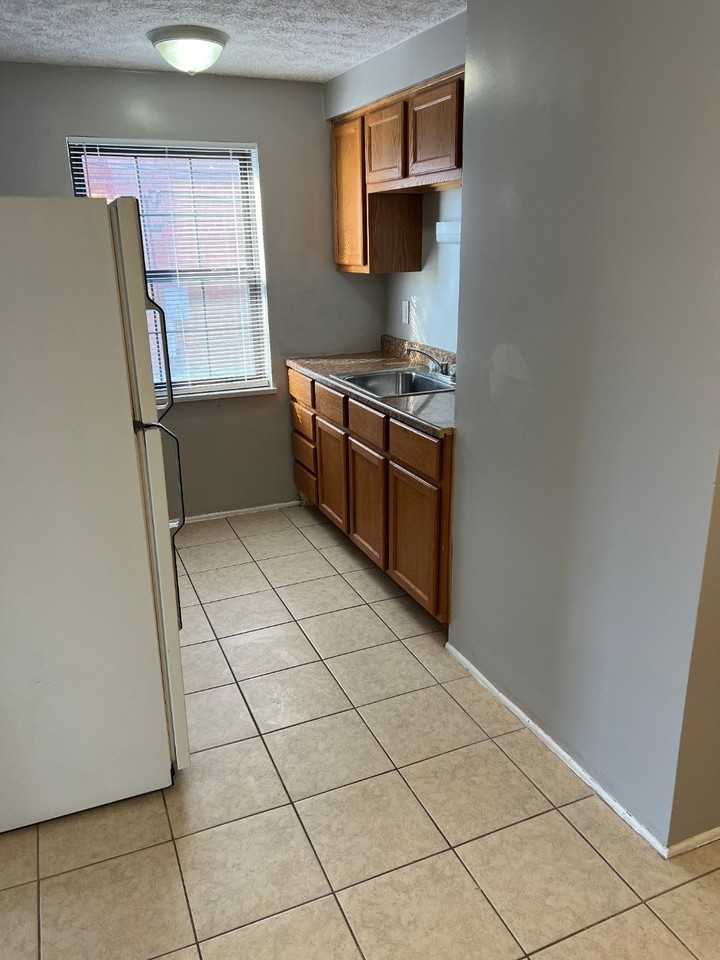 545 Telford Ave #B - Photo 3 of 6