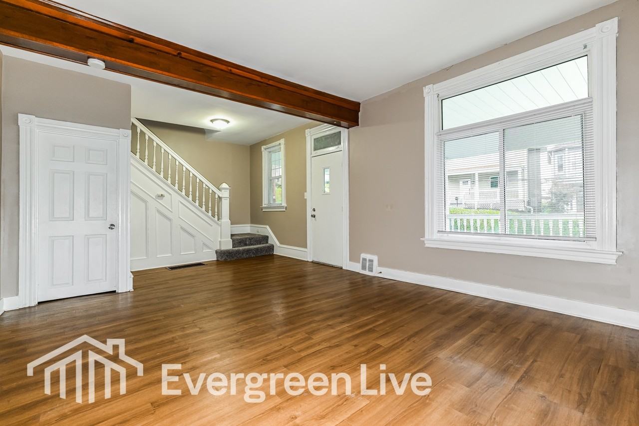 446 N School St - Photo 2 of 15