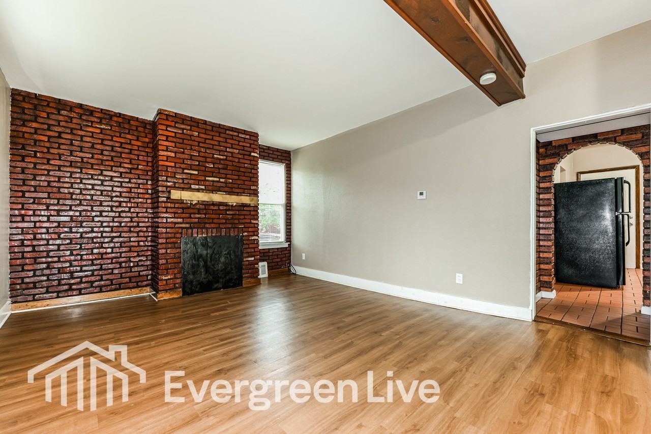 446 N School St - Photo 3 of 15