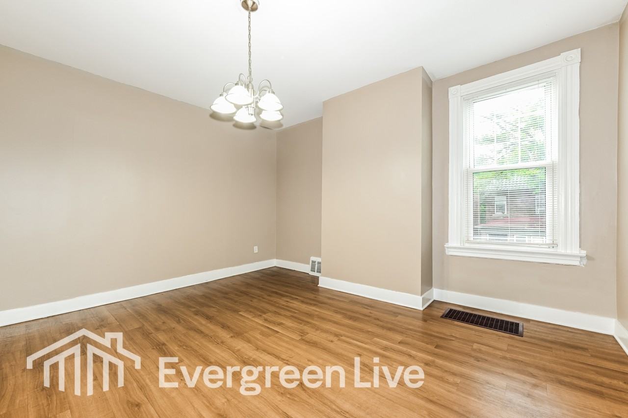 446 N School St - Photo 4 of 15