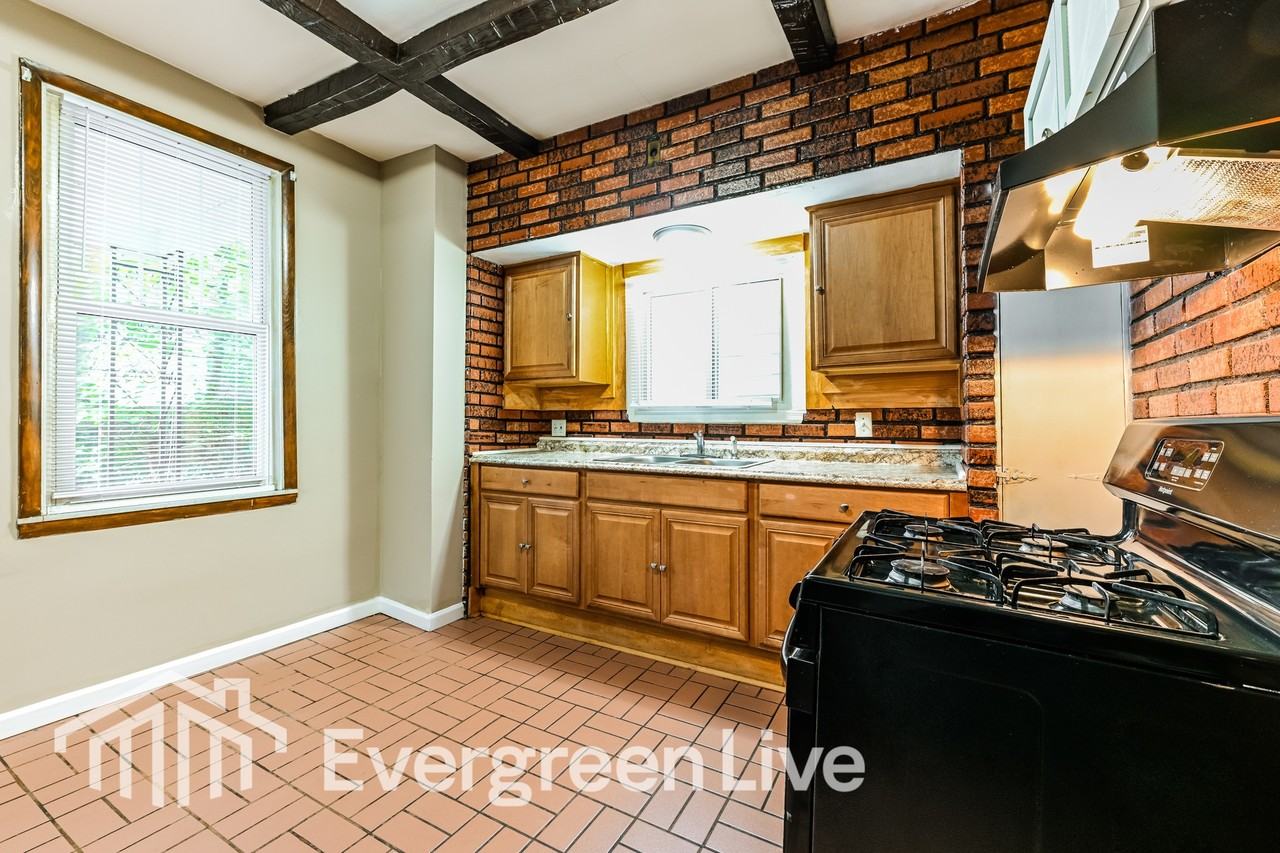 446 N School St - Photo 6 of 15