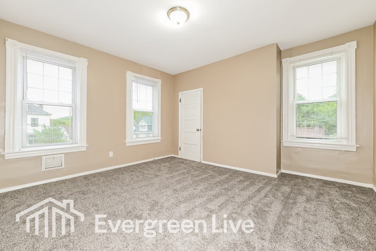 446 N School St - Photo 7 of 15