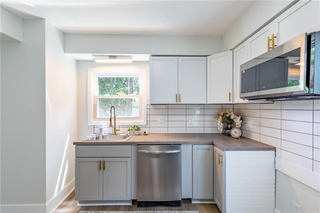 567 Hayward Ave - Photo 4 of 19