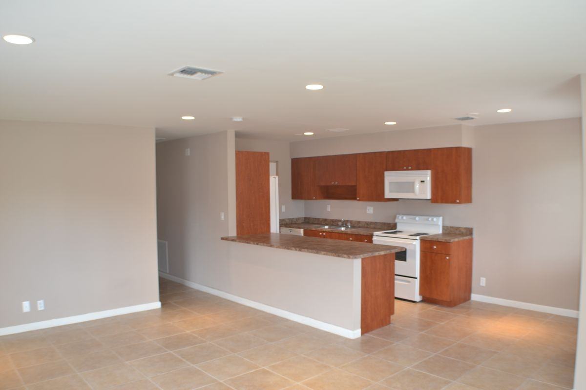 835 Southwest 14th Street - Photo 3 of 17