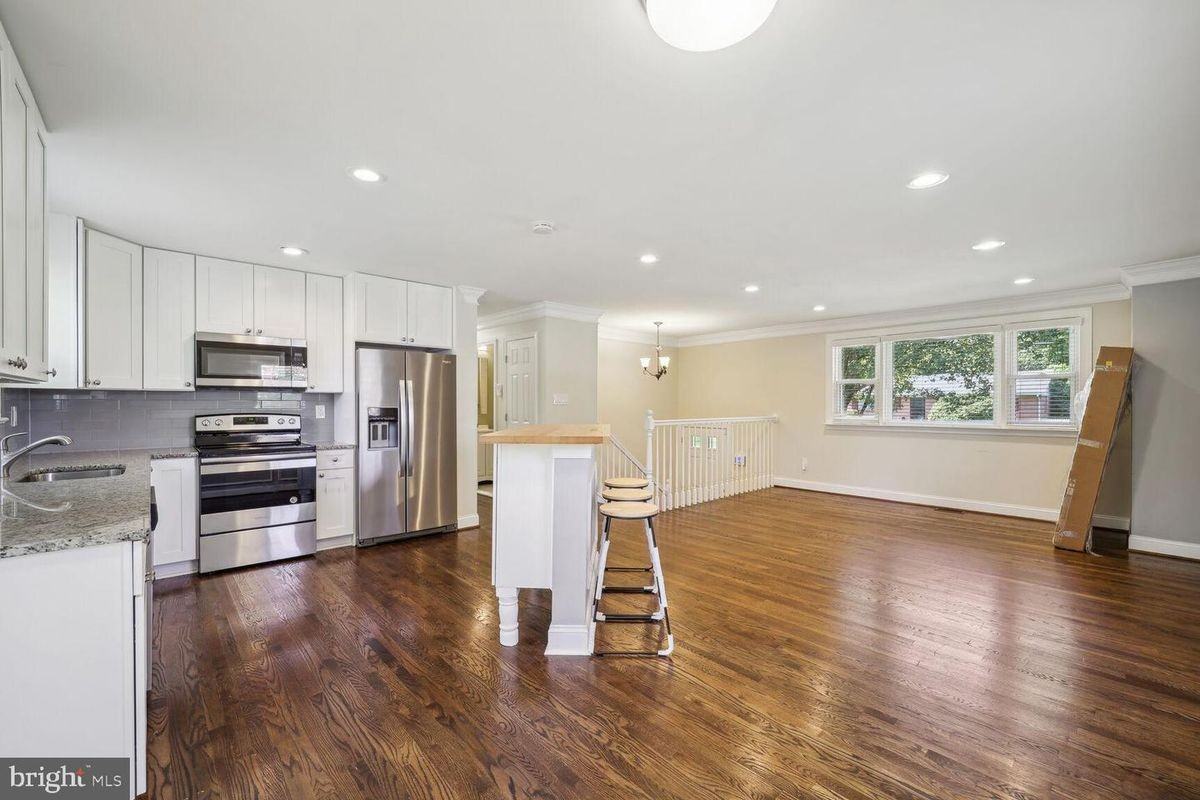 9708 Glen View Drive - Photo 2 of 7