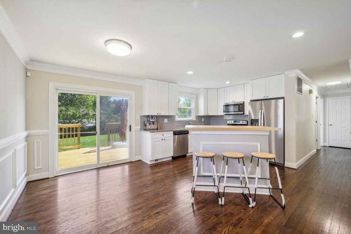 9708 Glen View Drive - Photo 3 of 7