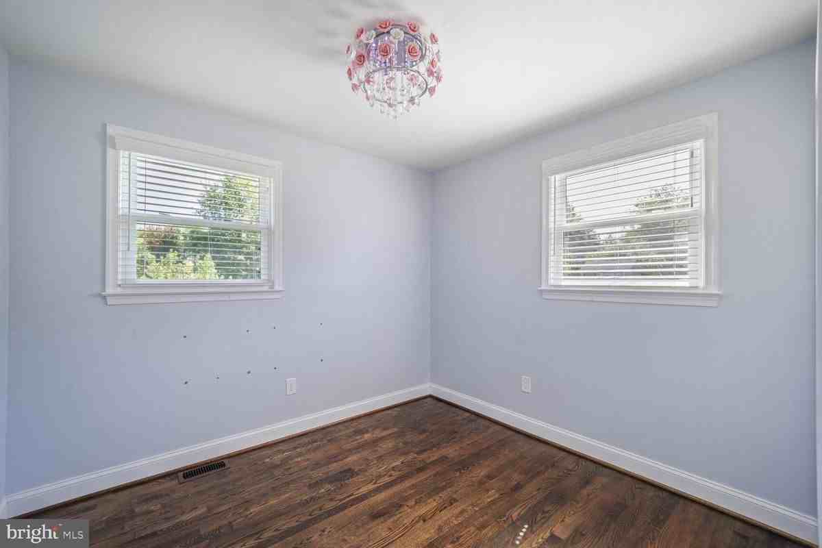 9708 Glen View Drive - Photo 4 of 7