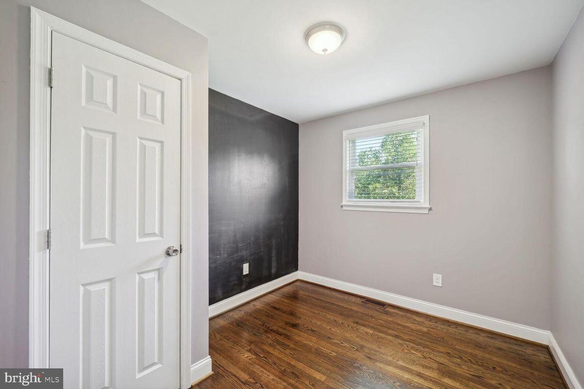 9708 Glen View Drive - Photo 5 of 7