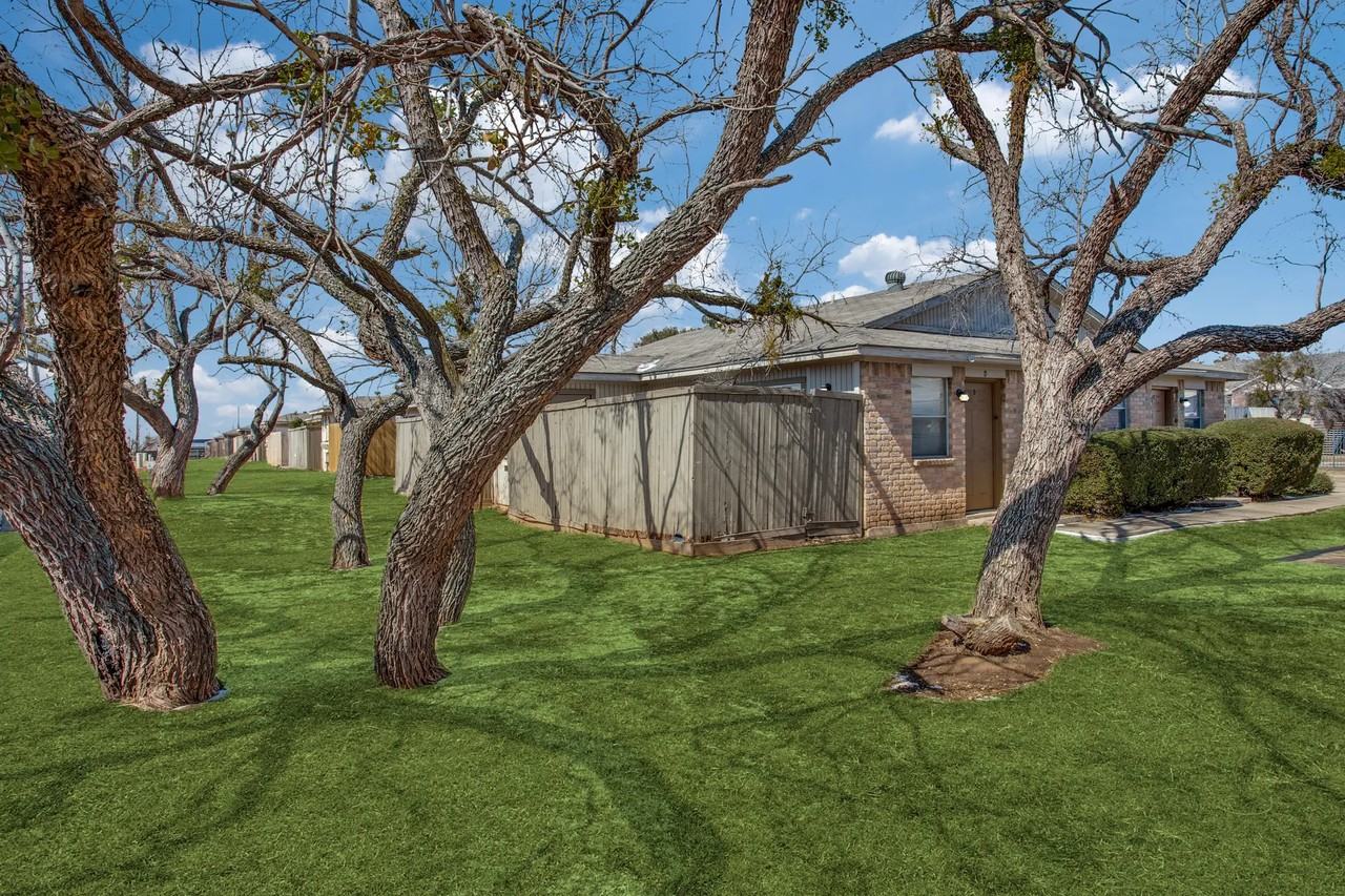 Canterbury Apartments - Photo 2 of 5