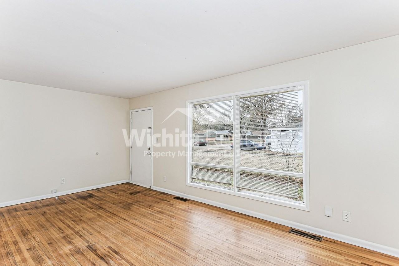 3361 West 1st Street North - Photo 3 of 15