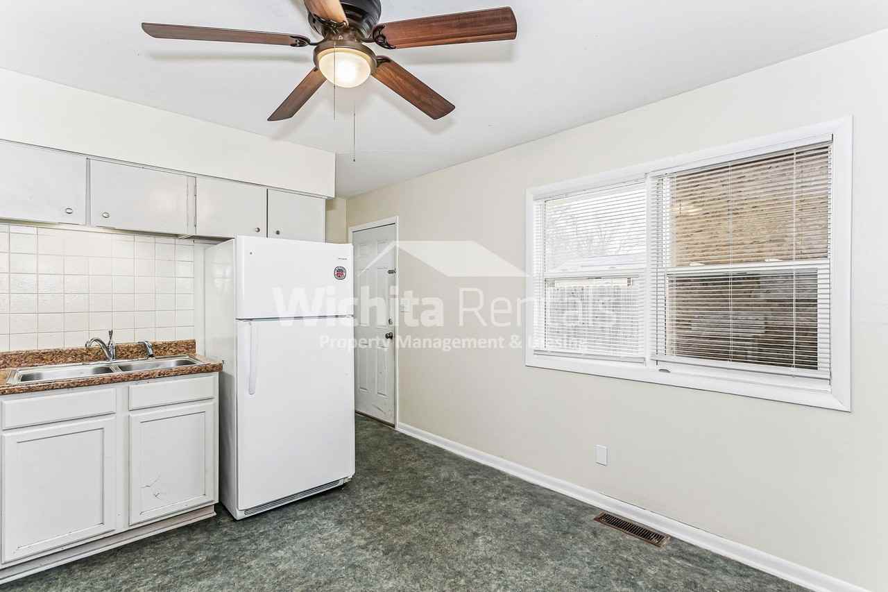 3361 West 1st Street North - Photo 4 of 15