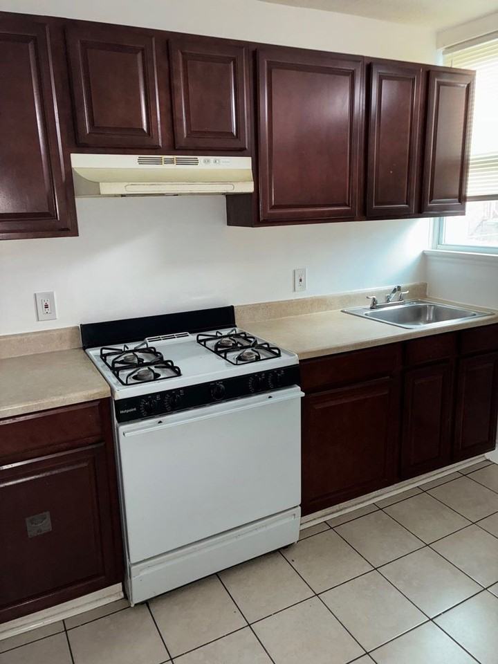 2710 W Franklin St - Photo 5 of 12