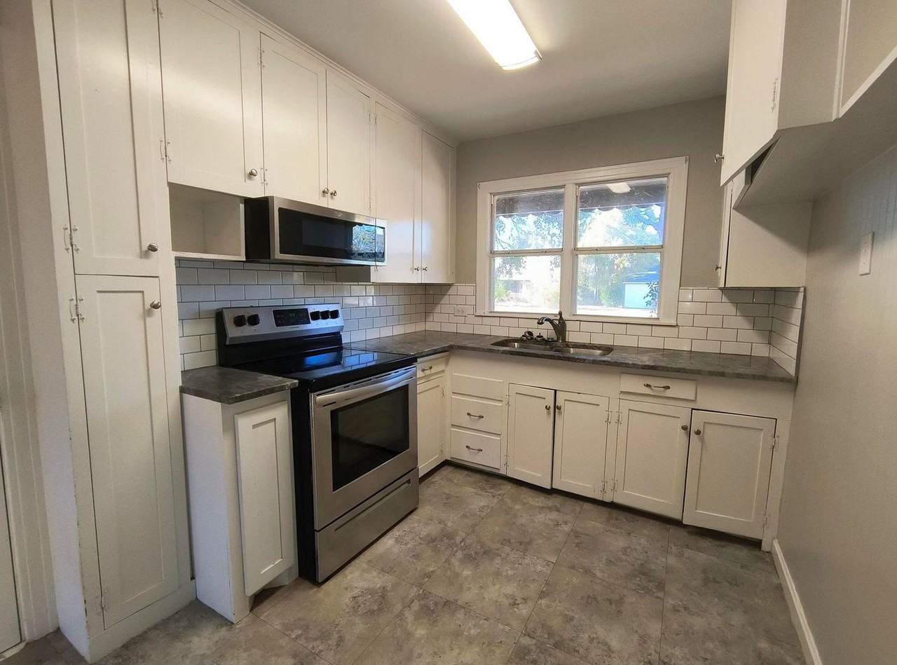 2211 Carlton Way - Photo 3 of 11