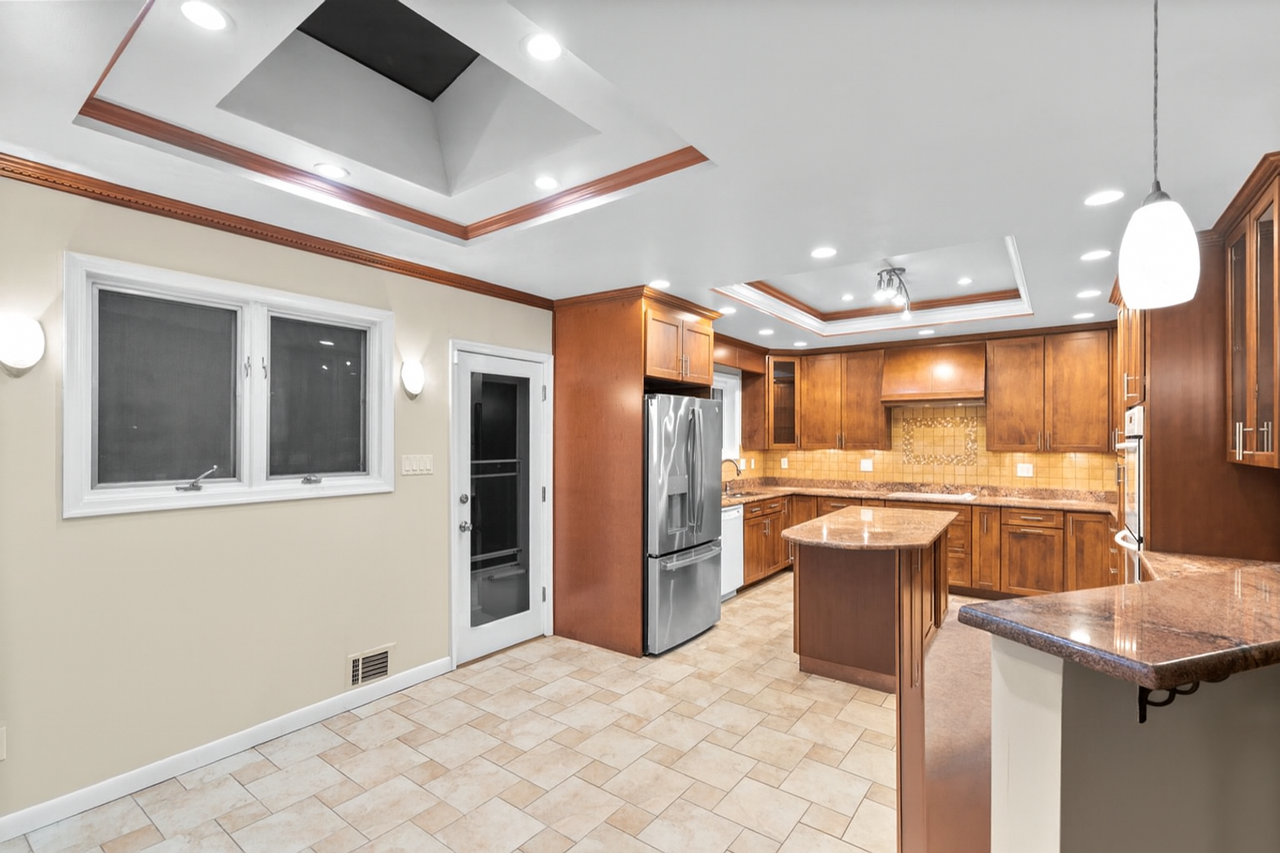 7711 Arrowood Ct - Photo 7 of 50