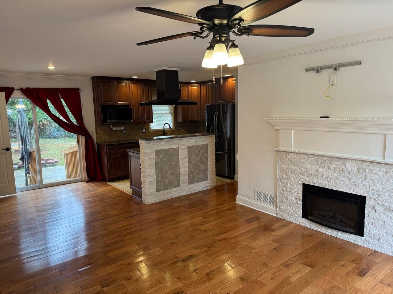 837 Parkstone Dr - Photo 3 of 34