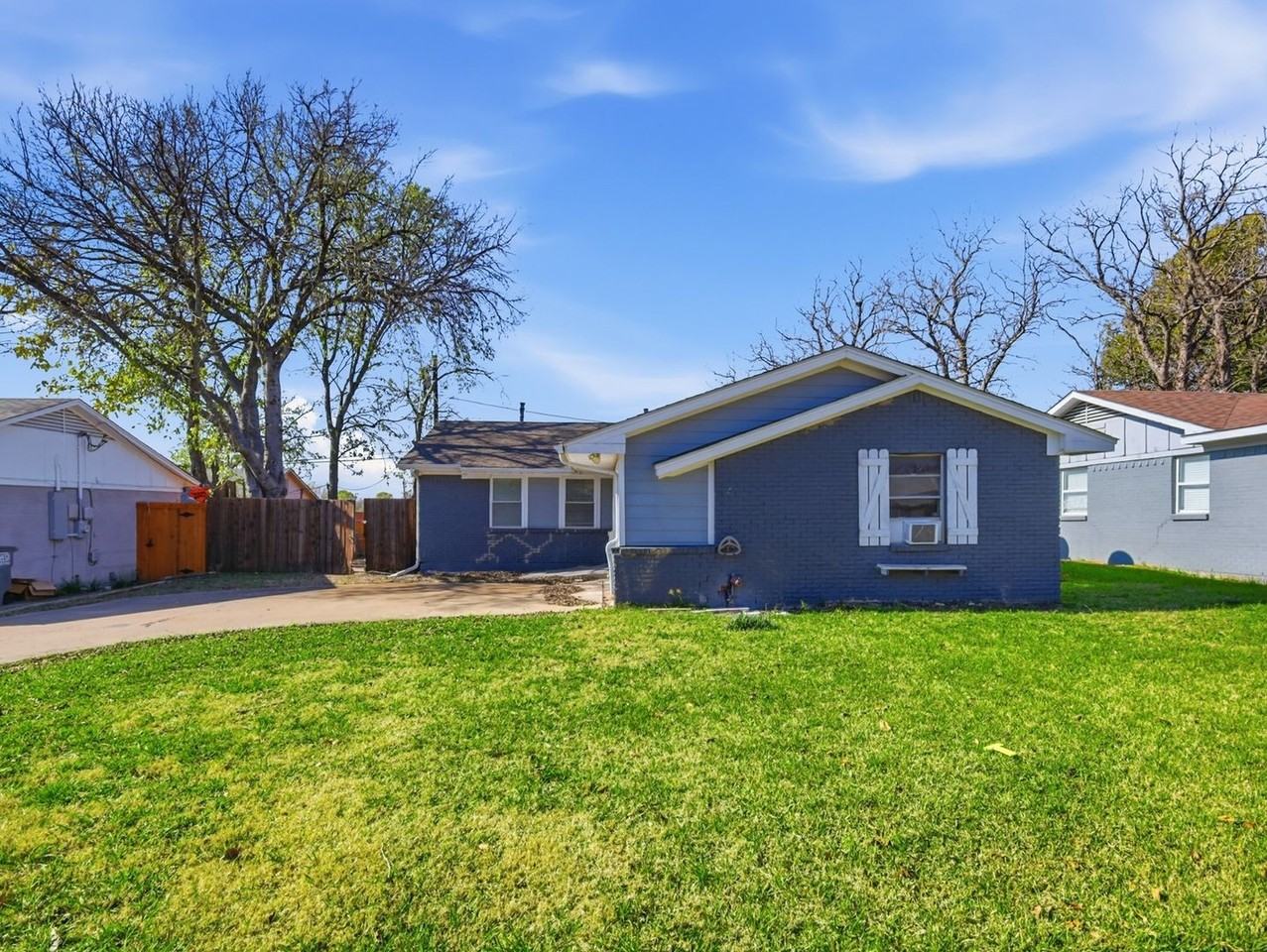 1002 Mardi Gras Ln - Photo 2 of 33