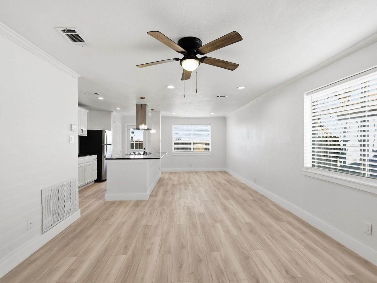 1002 Mardi Gras Ln - Photo 3 of 33