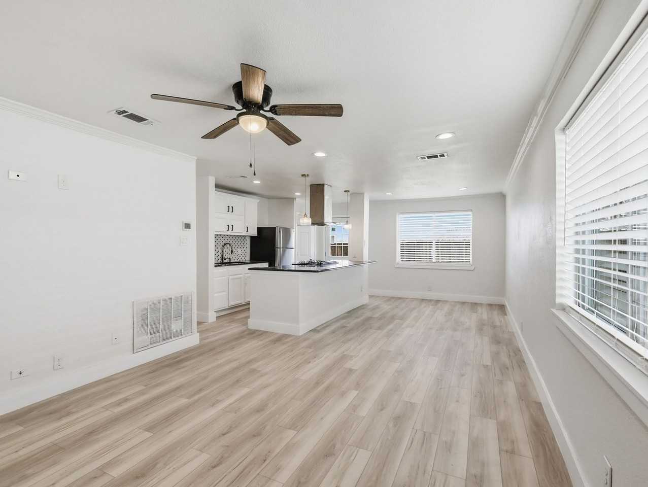 1002 Mardi Gras Ln - Photo 4 of 33