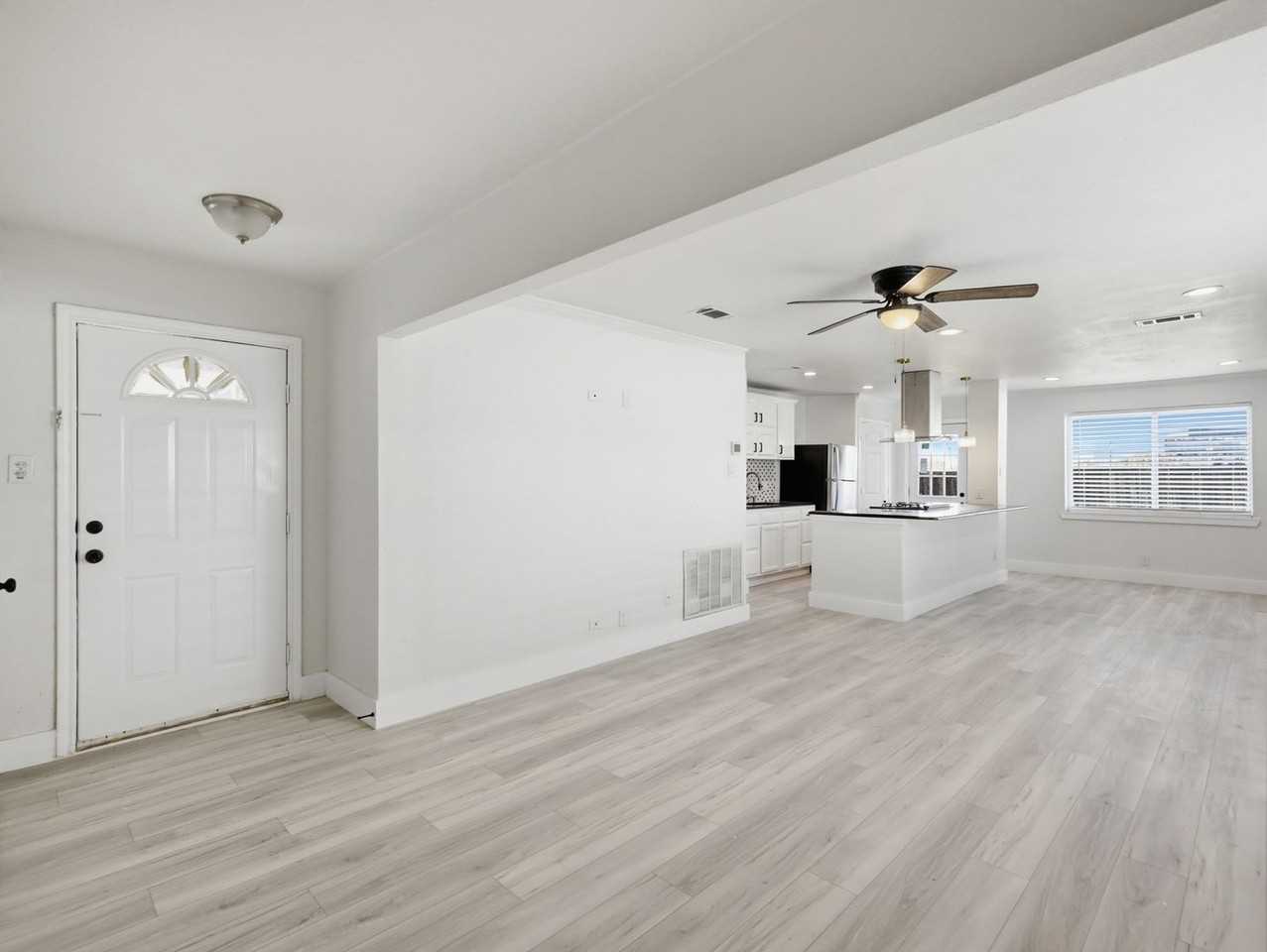 1002 Mardi Gras Ln - Photo 6 of 33