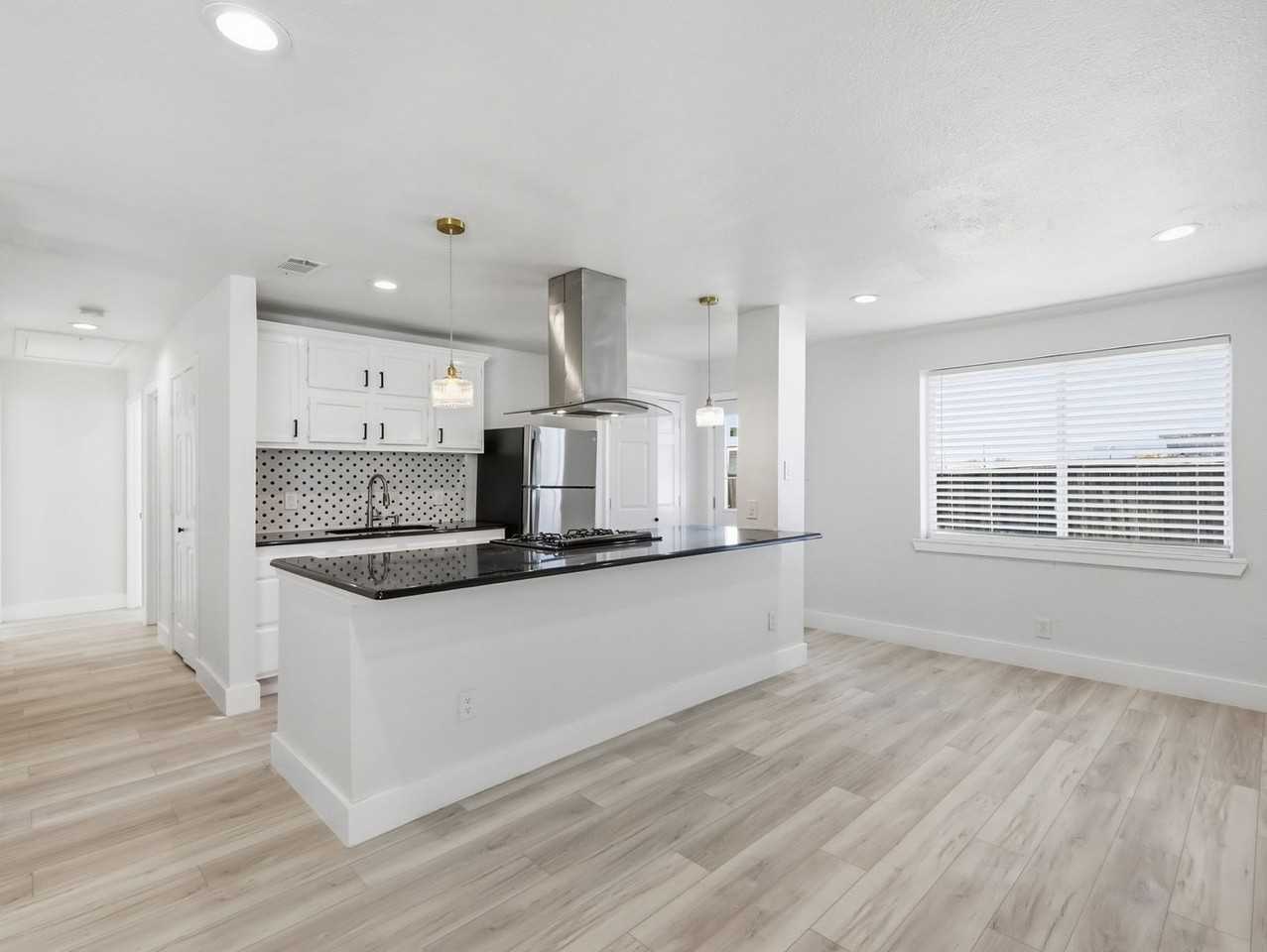 1002 Mardi Gras Ln - Photo 2 of 33