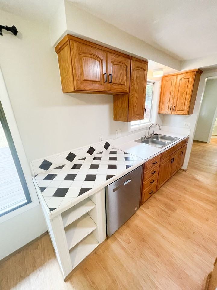 1735 Carlson Dr - Photo 5 of 22