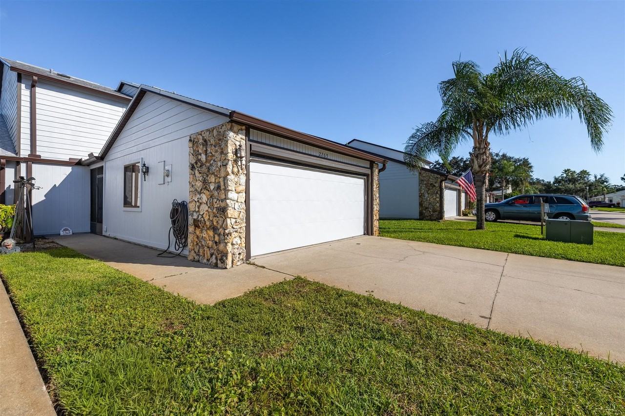 2263 Deerwood Dr - Photo 2 of 28