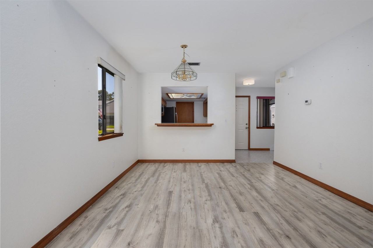 2263 Deerwood Dr - Photo 5 of 28