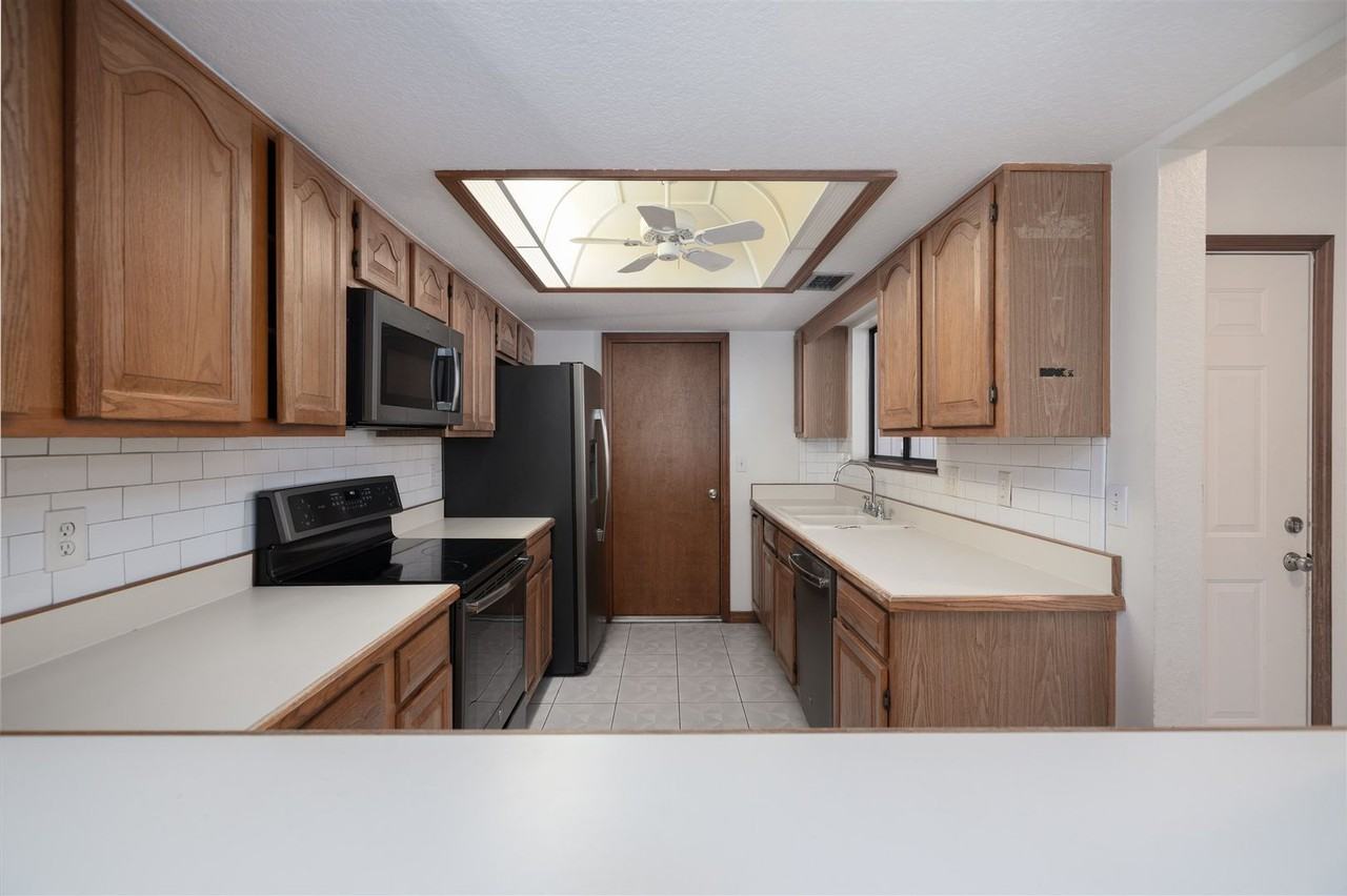 2263 Deerwood Dr - Photo 7 of 28