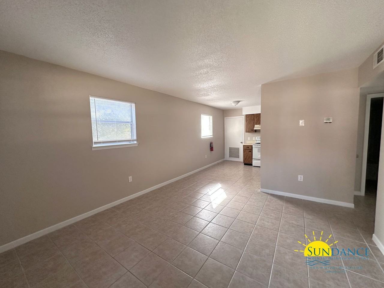 707 Green St - Photo 4 of 14