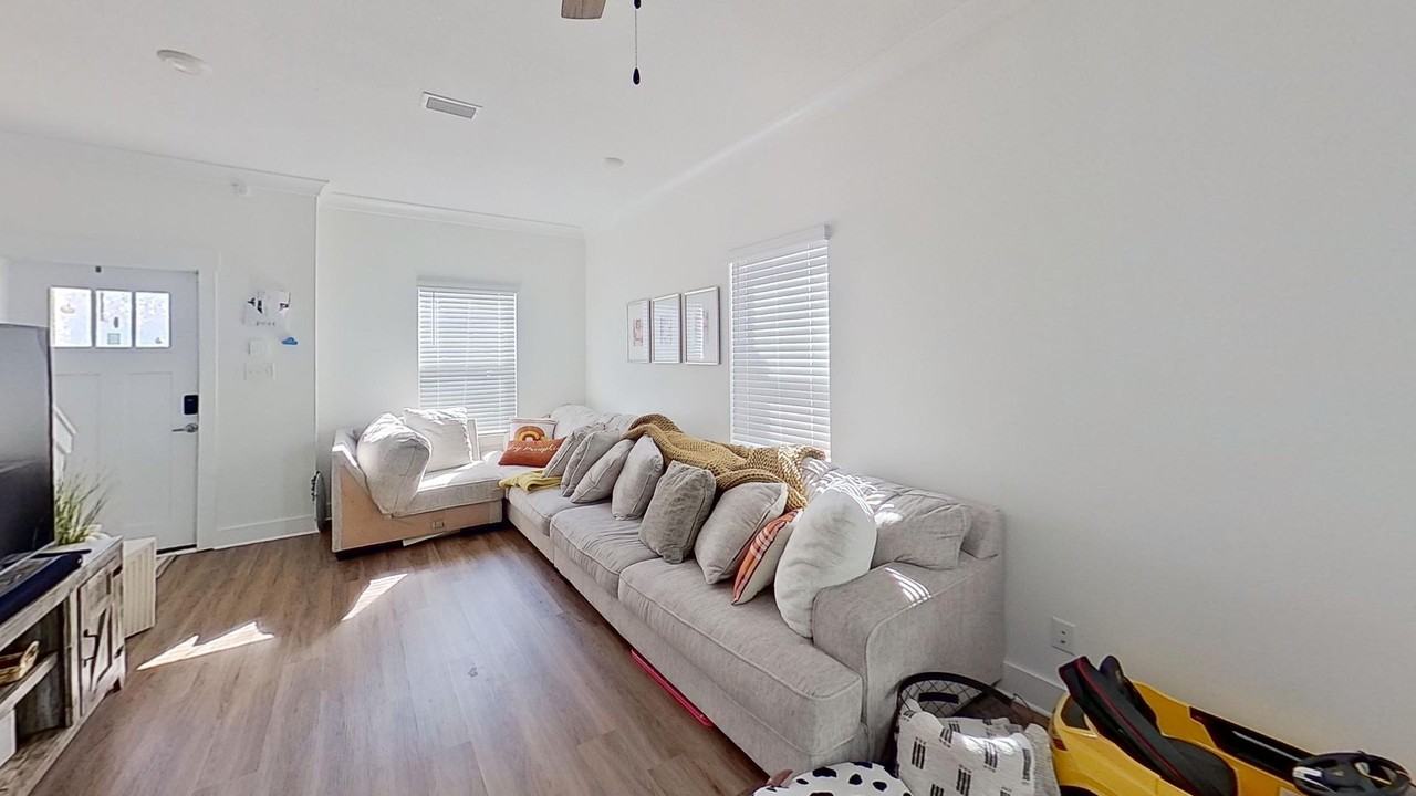 160 Date Palm Ln - Photo 2 of 16