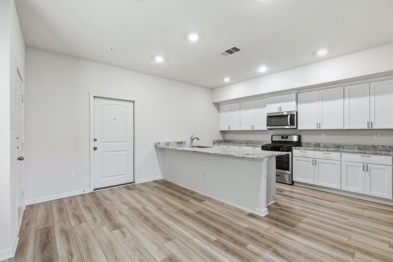 402 Marsh Ln - Photo 2 of 26