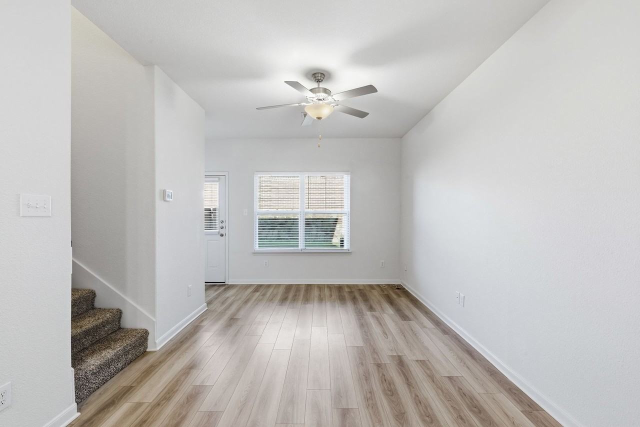 402 Marsh Ln - Photo 5 of 26