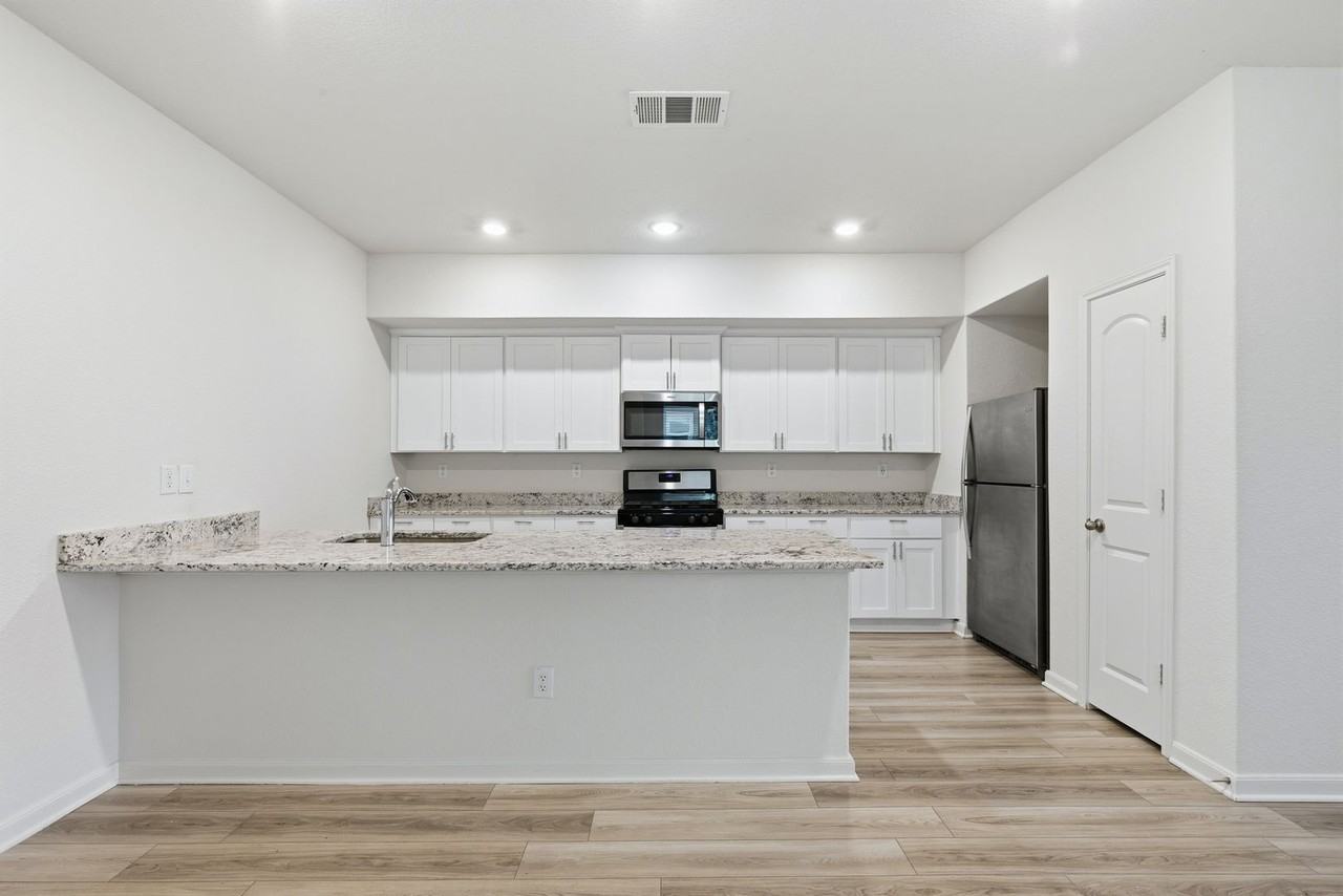 402 Marsh Ln - Photo 6 of 26