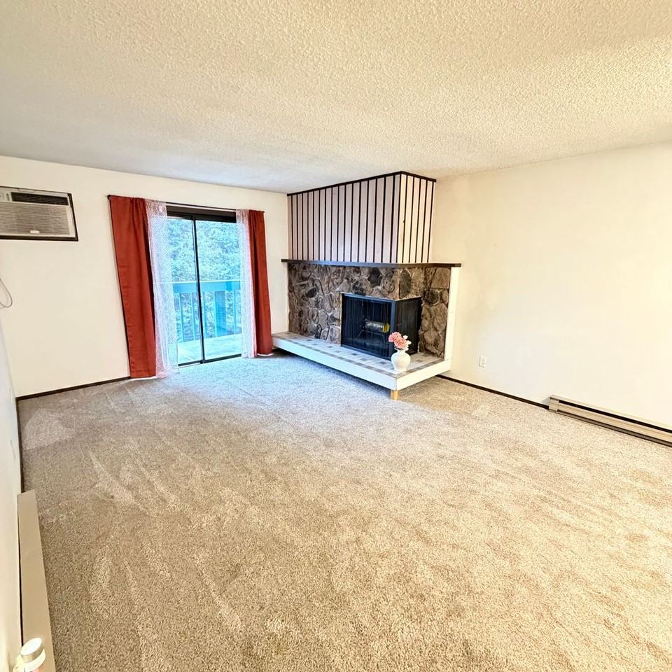 2121 E Upriver Dr - Photo 2 of 9