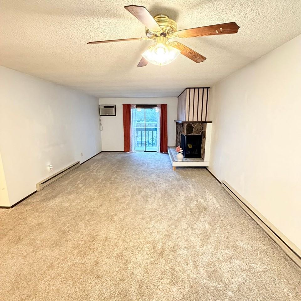 2121 E Upriver Dr - Photo 3 of 9