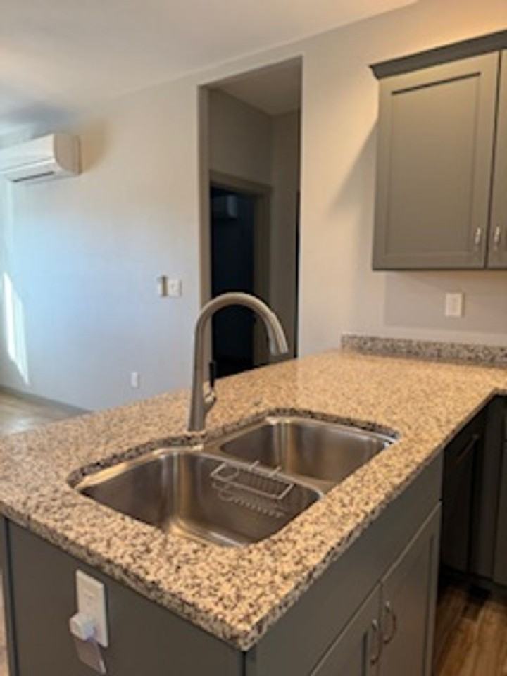 711 Humboldt St - Photo 4 of 13