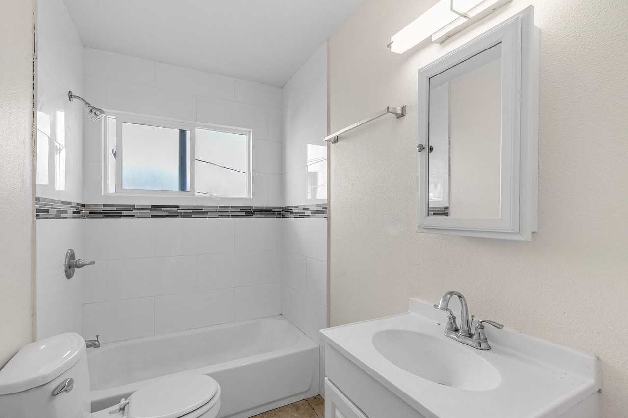 7101 Rugby Avenue - Photo 4 of 6