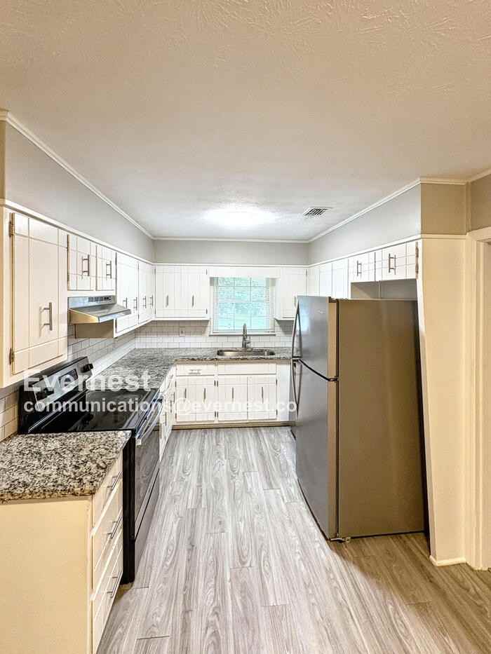 549 Greenview Avenue Southeast - Photo 2 of 21