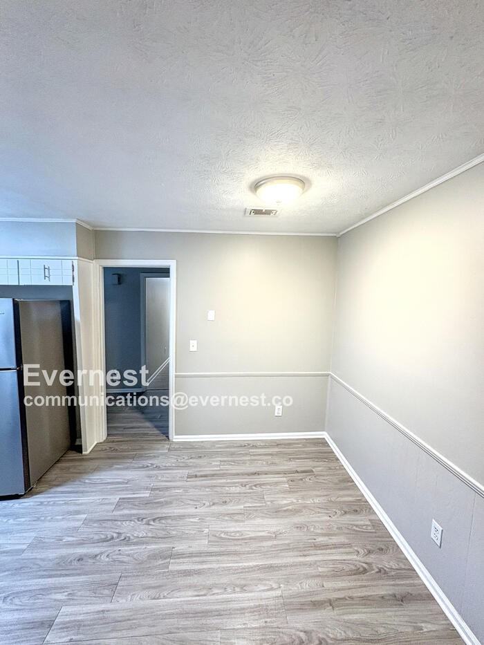 549 Greenview Avenue Southeast - Photo 3 of 21