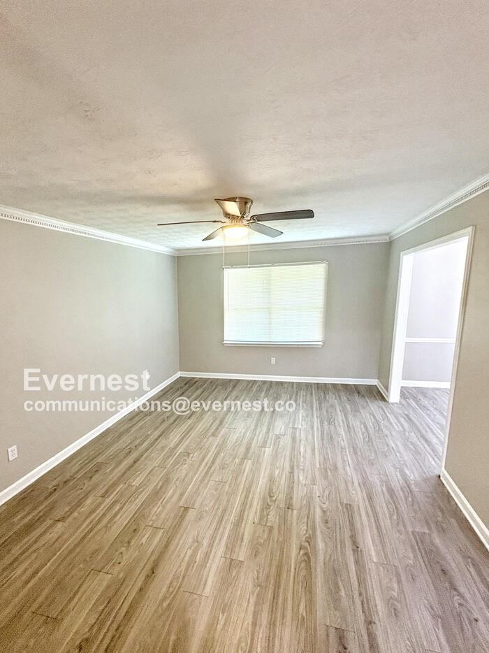 549 Greenview Avenue Southeast - Photo 4 of 21