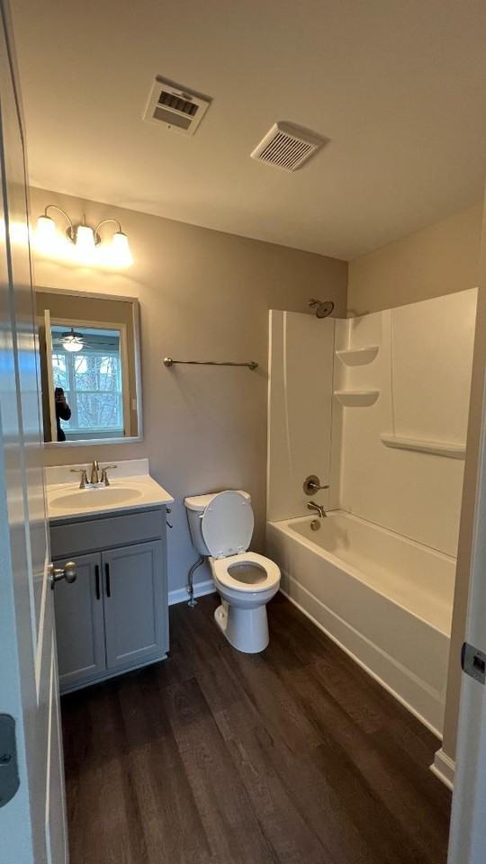 Triplex - 724 Commerce St - Photo 3 of 10