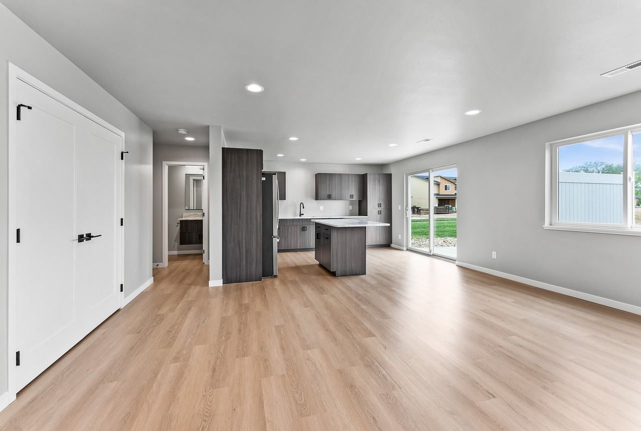 1427 Thatcher Cir - Photo 4 of 13