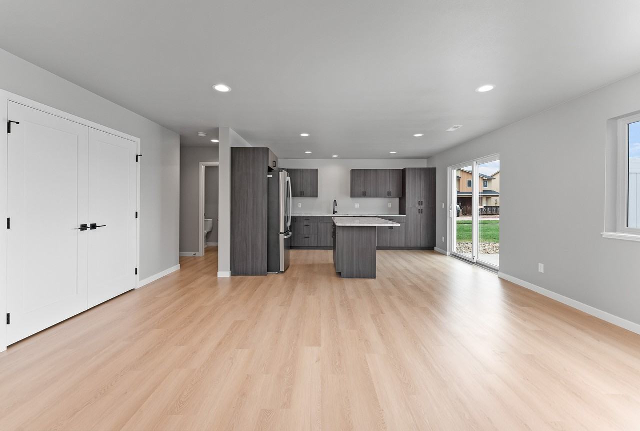 1427 Thatcher Cir - Photo 5 of 13