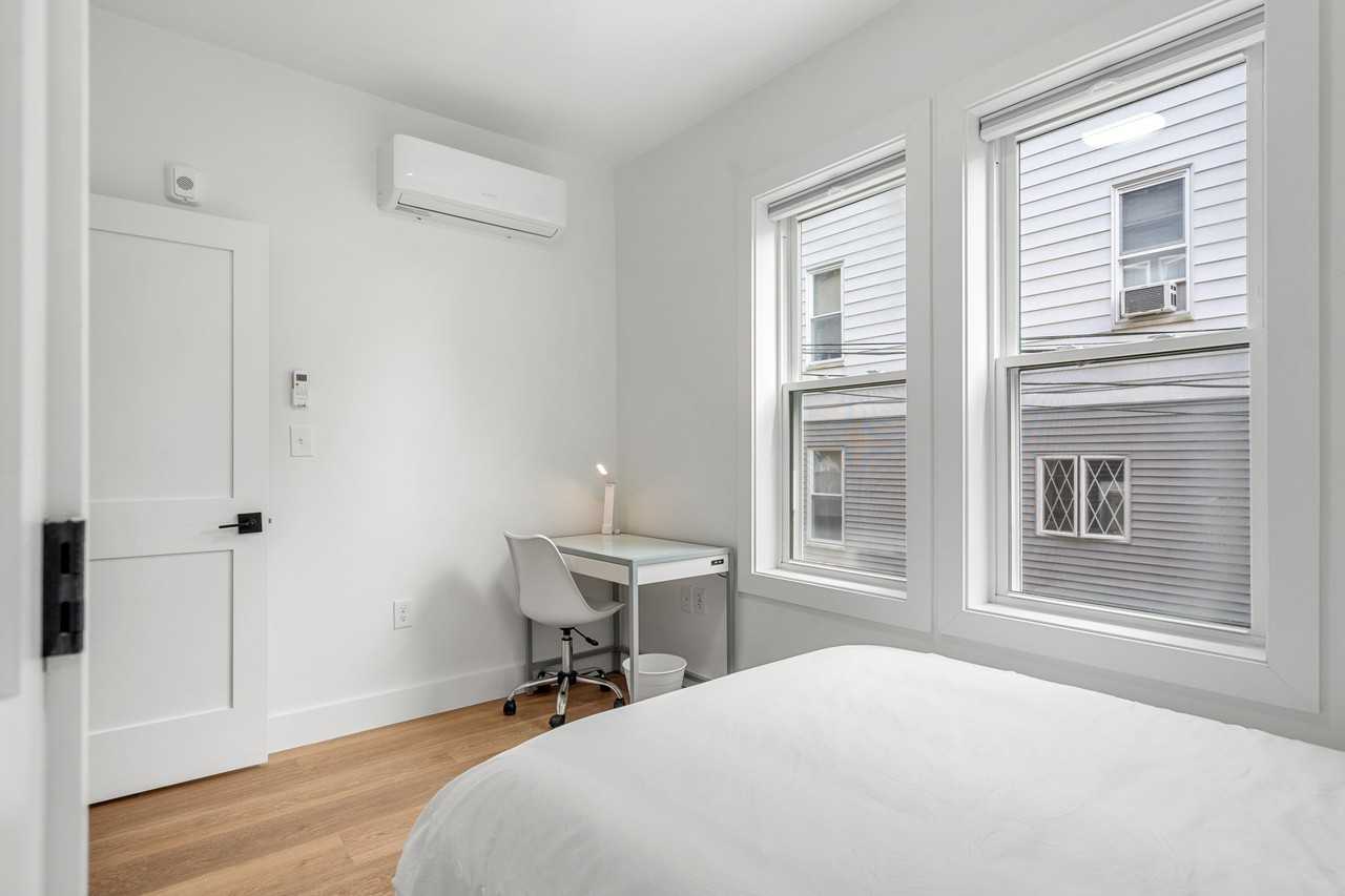 621 E 8th St #4 - Photo 2 of 9